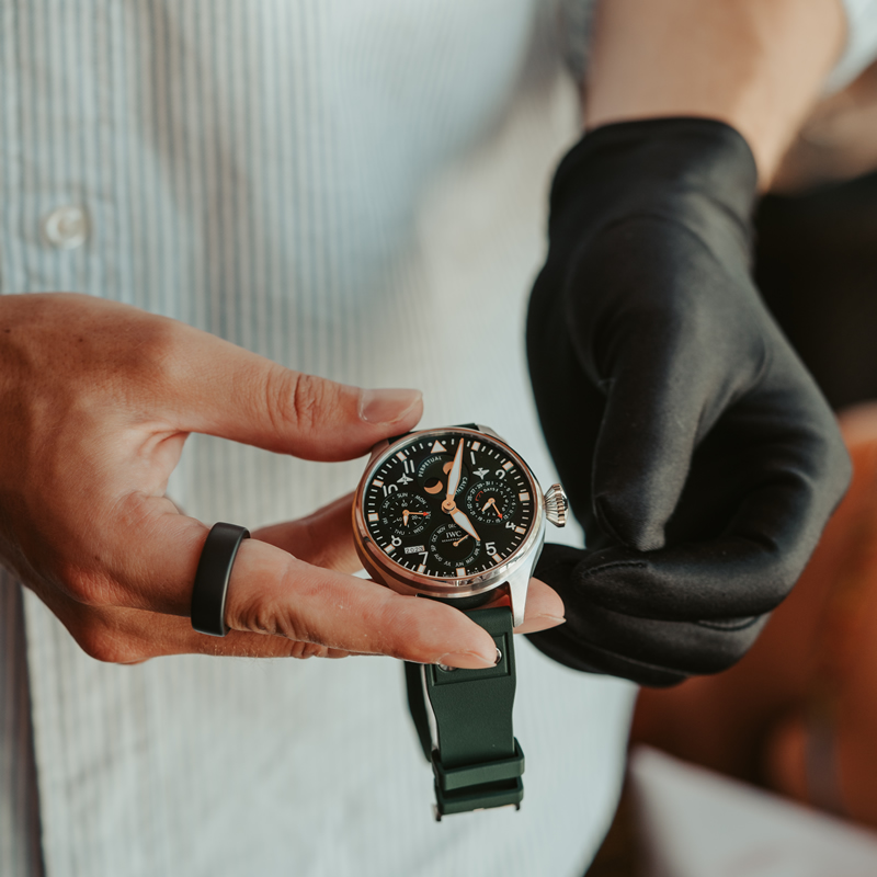 Nicolas Lannou mostrando el Gran Reloj de Aviador Calendario Perpetuo